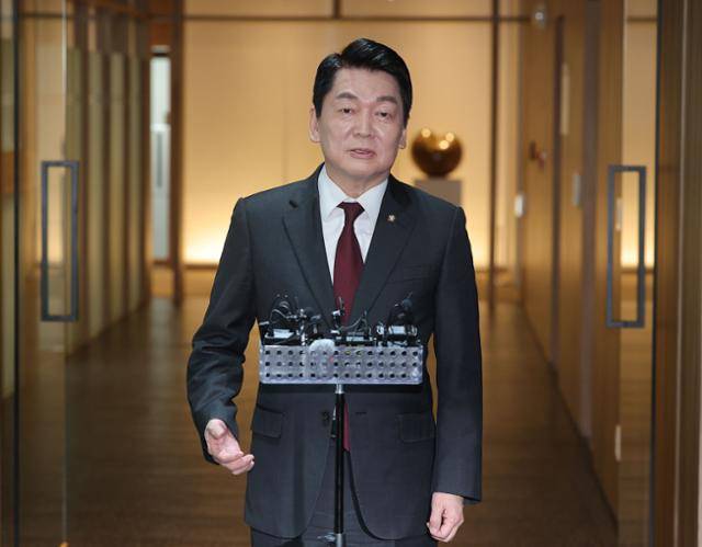 안철수 국민의힘 의원이 16일 서울시청에서 오세훈 서울시장과 오찬 회동을 마친 뒤 취재진 질문에 답하고 있다. 연합뉴스