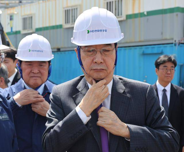 한덕수 대통령 권한대행 국무총리가 16일 HD현대중공업 울산 조선소에서 시찰에 앞서 안전모를 착용하고 있다. 연합뉴스
