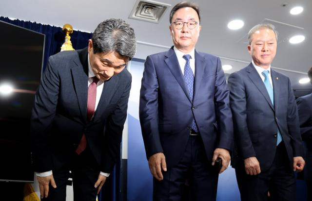 이주호(왼쪽) 부총리 겸 교육부 장관이 17일 서울 종로구 정부서울청사에서 2026학년도 의대 모집인원 조정 방향 브리핑을 마치고 고개 숙여 인사하고 있다. 뉴스1
