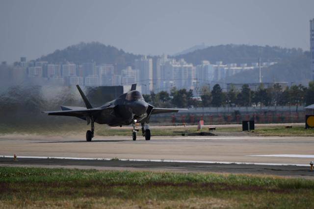 한미 공군은 4월 17일부터 5월 2일까지 공군 광주기지에서 2주에 걸쳐 대규모 연합공중훈련 '프리덤 플래그(Freedom Flag)' 훈련을 실시한다. 광주기지 활주로에 착륙한 미 해병대의 F-35B 전투기. 공군 제공