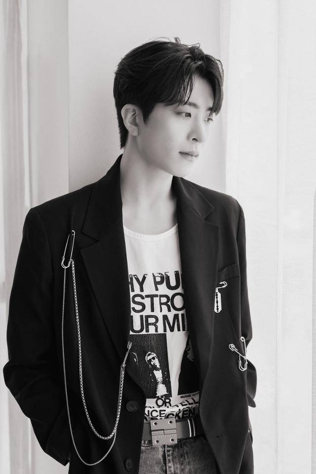 갓세븐 영재가 인터뷰를 통해 진솔한 매력을 뽐냈다. 앤드벗 컴퍼니 제공