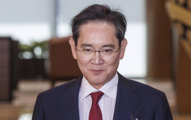 <yonhap photo-7572="">지난 3월 중국 출장을 마치고 귀국하고 있는 이재용 삼성전자 회장. 연합뉴스&nbsp;&nbsp;</yonhap>