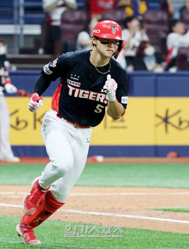 2024 KBO리그 프로야구 키움 히어로즈와 KIA 타이거즈의 경기가 25일 오후 서울 고척스카이돔에서 열렸다. 5회초 무사 김도영이 솔로홈런을 치고 1루로 달려가며 주먹을 불끈 쥐고 있다. 고척=김민규 기자 /2024.04.25/