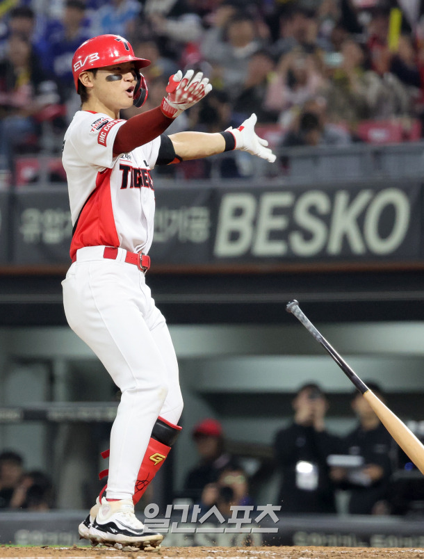 2024 프로야구 KBO 포스트시즌 KIA 타이거즈와 삼성 라이온즈의 한국시리즈(KS) 5차전 경기가 28일 오후 광주 기아챔피언스필드에서 열렸다. 5회말 2사 만루 김도영 타석 때 투수 김윤수의 공이 뒤로 빠지자 김도영이 소리치며 주자를 부르고 있다. 광주=김민규 기자 /2024.10.28/