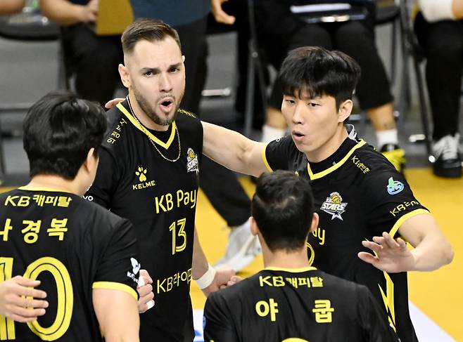 KB손해보험 '야전 사령관' 황택의(맨 오른쪽)가 동료들을 독려하고 있다. 사진=한국배구연맹