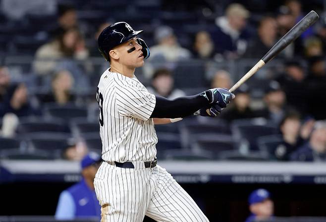 <yonhap photo-3782=""> NEW YORK, NEW YORK - APRIL 16: Aaron Judge #99 of the New York Yankees follows through on his seventh inning home run against the Kansas City Royals at Yankee Stadium on April 16, 2025 in New York City. Jim McIsaac/Getty Images/AFP (Photo by Jim McIsaac / GETTY IMAGES NORTH AMERICA / Getty Images via AFP)/2025-04-17 11:16:16/ <저작권자 ⓒ 1980-2025 ㈜연합뉴스. 무단 전재 재배포 금지, AI 학습 및 활용 금지></yonhap>
