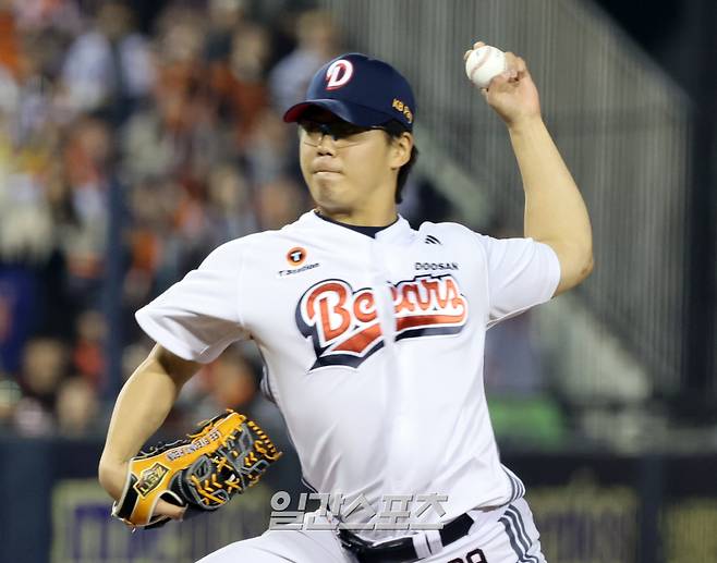 8일 오후 잠실야구장에서 열린 2025 프로야구 한화와 두산 경기. 두산 투수 이병헌이 8회 등판 역투하고있다. 잠실=정시종 기자 capa@edaily.co.kr