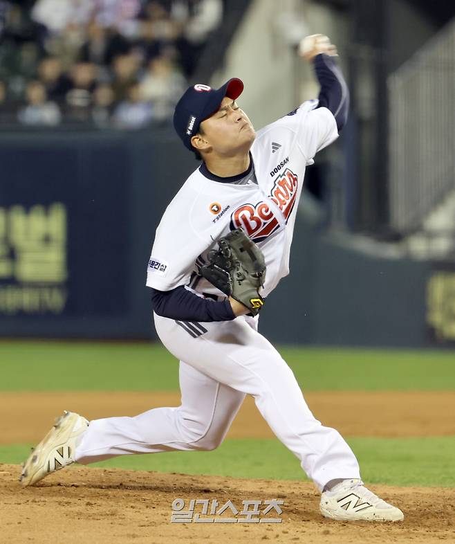 10일 오후 잠실야구장에서 열린 2025 프로야구 한화와 두산 경기. 두산 투수 김호준이 6회 등판, 역투하고있다. 잠실=정시종 기자 capa@edaily.co.kr