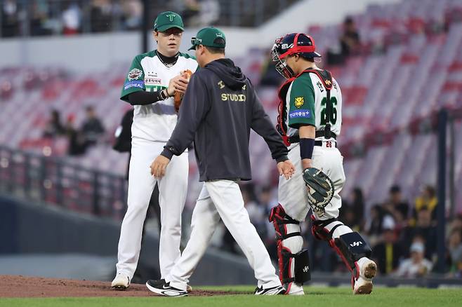 양현종을 만나러 마운드를 방문한 정재훈 투수 코치의 모습. KIA 제공