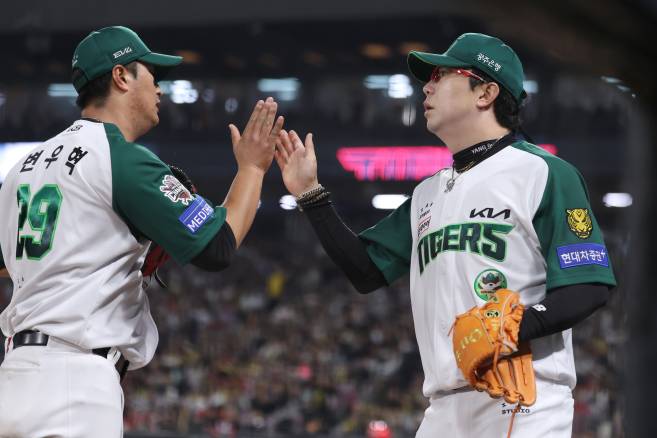 17일 광주 KT 위즈전에 출전한 변우혁과 양현종. KIA 제공