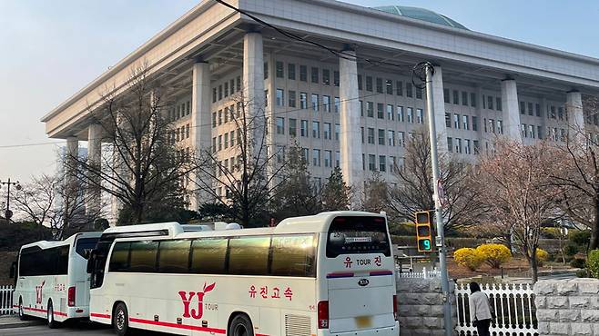 관광버스 차벽으로 봉쇄한 국회 출입구