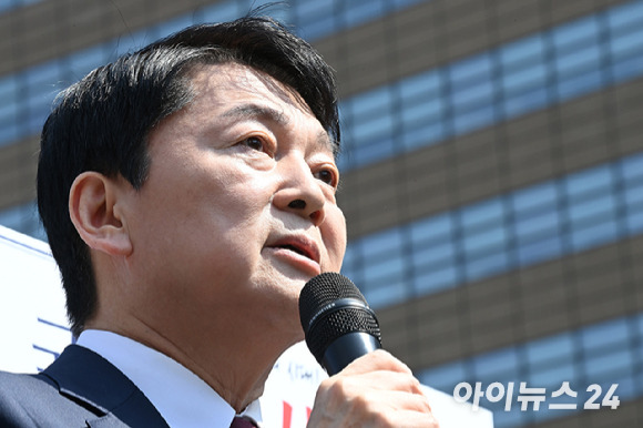 안철수 국민의힘 의원이 지난 8일 서울 광화문 광장 이순신 동상 앞에서 제21대 대통령 선거 출마를 선언 기자회견을 마친 뒤 취재진 질문에 답하고 있다. [사진=곽영래 기자]