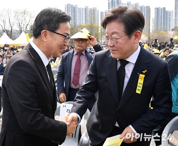 김동연 경기지사(왼쪽)와 이재명 더불어민주당 전 대표가 지난 16일 오후 경기도 안산시 화랑유원지에서 열린 세월호 참사 11주기 기억식에서 악수를 하고 있다. [사진=곽영래 기자]