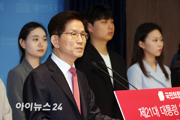김문수 전 고용노동부 장관이 9일 오전 서울 여의도 국회 소통관 기자회견장에서 제21대 대통령 선거 출마 선언 기자회견을 하고 있다. [사진=곽영래 기자]