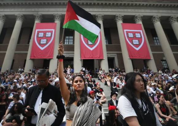 지난해 5월 한 여성이 미국 하버드대학에서 팔레스타인 국기를 들고 이스라엘을 규탄하고 있다. [사진=bostonherald]