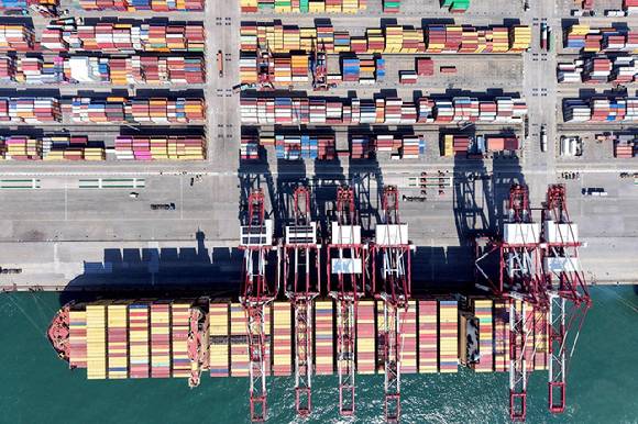 중국 칭다오의 컨테이너선 모습. [사진=AFP=연합뉴스]