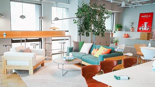 ▲ 독특한 디자인 조명과 쉴 수 있는 쇼파 공간