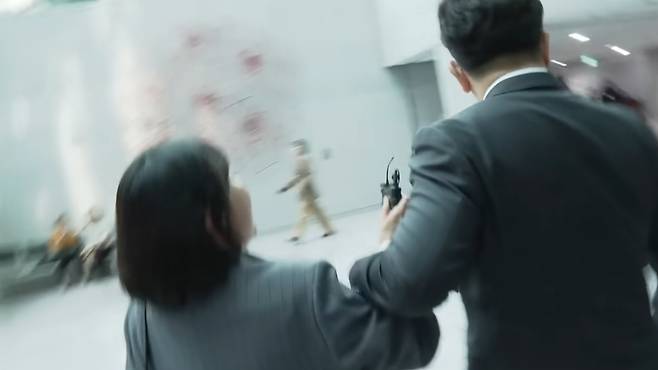 어제(16일) 권성동 국민의힘 원내대표가 국회에서 여성 기자의 손목을 붙잡아 끌고 가는 모습 (사진, 뉴스타파 유튜브 캡처)