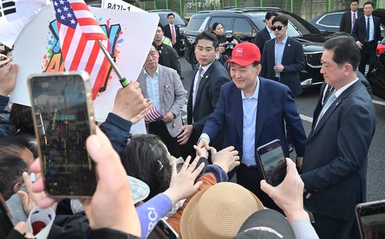 지난 11일 윤석열 전 대통령은 관저를 떠나 사저로 이사하며, 관저 앞 지지자들과 인사를 나눴다. 전민규 기자