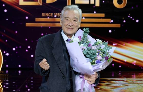 지난 1월 역대 최고령으로 KBS 연기대상을 수상한 배우 이순재. 연합뉴스