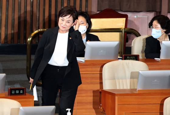2020년 7월 당시 김현미 국토교통부 장관이 23일 대정부질문에서 의원 질의에 답하기 위해 단상으로 향하고 있다. 당시 김 전 장관의 "문재인 정부 들어 집값은 11% 올랐다"는 발언은 문재인 정부의 통계 조작을 의심하는 단초가 됐다. 오종택 기자
