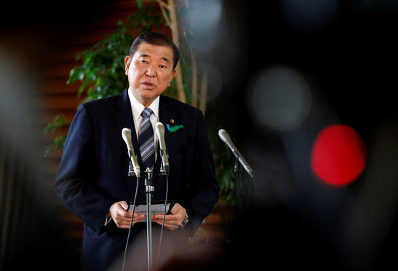 이시바 시게루 일본 총리가 17일 일본 도쿄 총리 관저에서 일본 협상단이 백악관에서 미국 관세와 관련해 장관급 회담을 가진 후 기자들과 대화를 나누고 있다. 로이터=연합뉴스