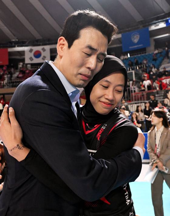 정관장 고희진 감독(왼쪽)이 지난 6일 챔피언결정전 4차전을 마친 뒤 메가와 포옹하고 있다. 사진 KOVO