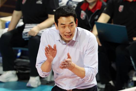 (인천=뉴스1) 김명섭 기자 = 8일 오후 인천시 부평구 삼산월드체육관에서 열린 도드람 V리그 여자부 챔피언결정전 5차전 흥국생명과 정관장의 경기에서 정관장 고희진 감독이 작전지시를 내리고 있다. 2025.4.8/뉴스1