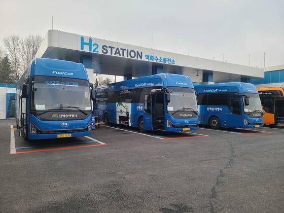 포스코이앤씨 직원 통근용 수소 버스가 운행을 마치고 인천 경서동의 한 수소 충전소에서 수소를 충전하고 있다. SK이노베이션 E&S 제공