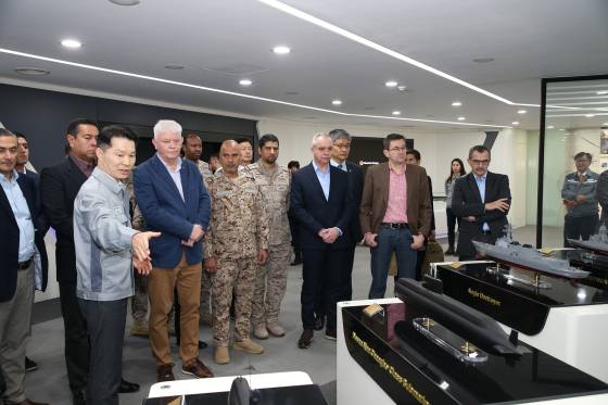 야로스와프 지미안스키 폴란드 해군총장 등 해외 5개국 19명의 잠수함 관련 주요 군 관계자들이 지난해 경남 거제시 한화오션 거제사업장을 방문해 생산설비 등을 둘러보는 모습. 사진 한화오션