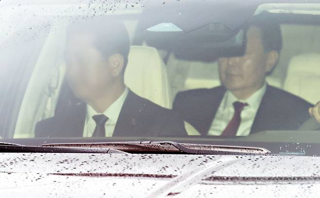 윤석열 전 대통령이 14일 서울 서초구 서울중앙지방법원에서 열린 내란우두머리혐의 재판을 마친 뒤 사저로 향하고 있다. /뉴시스