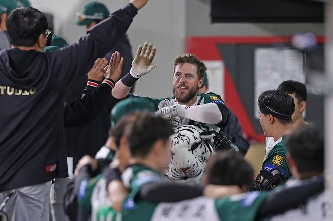 ▲ 리그 홈런 선두 패트릭 위즈덤은 시즌 8호 홈런으로 선수들과 기쁨을 나누고 있다. [KIA타이거즈]