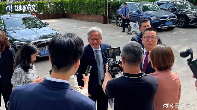 17일 중국 베이징에 도착한 젠슨 황 엔비디아 CEO. 사진=웨이보 캡처