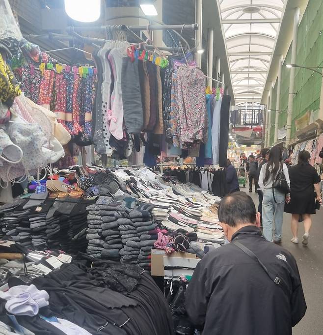 16일 오전 대구 중구 서문시장 1지구와 2지구 사이 골목길. 시민들의 발걸음이 분주하다. / 사진= 양현주기자