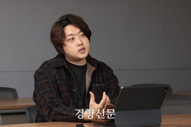지난 15일 서울 용산 의협회관에서 만난 박단 대한전공의협의회 비대위원장이 의대 교육, 필수의료 등과 관련된 정부 정책에 대한 의견을 말하고 있다. 이준헌 기자