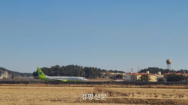 전북 군산공항에서 출발하는 제주 노선을 다음 달 17일부터 기존 하루 2회에서 3회로 운항 횟수를 늘린다. 김창효 선임기자