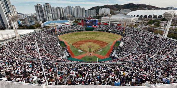 사직야구장 정밀안전진단 결과 보고서 공개를 요구해야 한다는 여론이 일고 있다. 사진은 2025 프로야구 롯데 자이언츠 홈 개막전. 국제신문DB