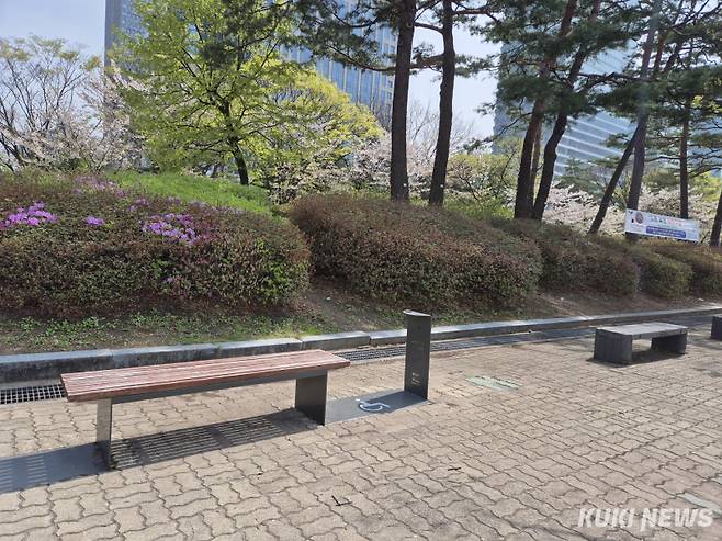 서울 여의도공원에 설치된 ‘누구나 벤치’. 이예솔 기자