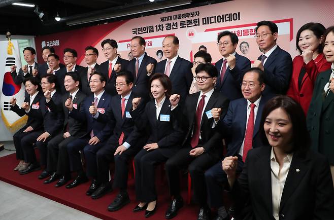 17일 서울 여의도 국민의힘 중앙당사에서 제21대 대통령선거 '1차 경선 토론회 미디어데이' 행사가 열렸다. 이날 대선 경선 후보 8명(안철수 의원, 김문수 전 고용노동부 장관, 유정복 인천시장, 이철우 경북도지사, 나경원 의원, 양향자 전 의원, 한동훈 전 대표, 홍준표 전 대구시장)이 각각 A, B 토론 조를 정할 예정이다. 사진은 행사에서 기념촬영하는 대선주자들과 당지도부.