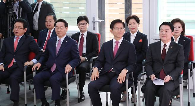 17일 서울 여의도 국민의힘 중앙당사에서 제21대 대통령선거 '1차 경선 토론회 미디어데이' 행사가 열렸다. 이날 대선 경선 후보 8명(안철수 의원, 김문수 전 고용노동부 장관, 유정복 인천시장, 이철우 경북도지사, 나경원 의원, 양향자 전 의원, 한동훈 전 대표, 홍준표 전 대구시장)이 각각 A, B 토론 조를 정할 예정이다. 사진은 행사에 앞서 좌석에서 대기중인 대선주자들.