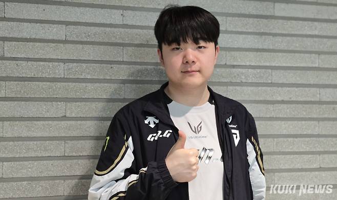 ‘캐니언’ 김건부가 16일 서울 종로구 롤파크 LCK 아레나에서 열린 ‘2025 LCK’ 정규시즌 1라운드 BNK 피어엑스와 경기가 끝난 뒤 쿠키뉴스와 만나 인터뷰하고 있다. 김영건 기자