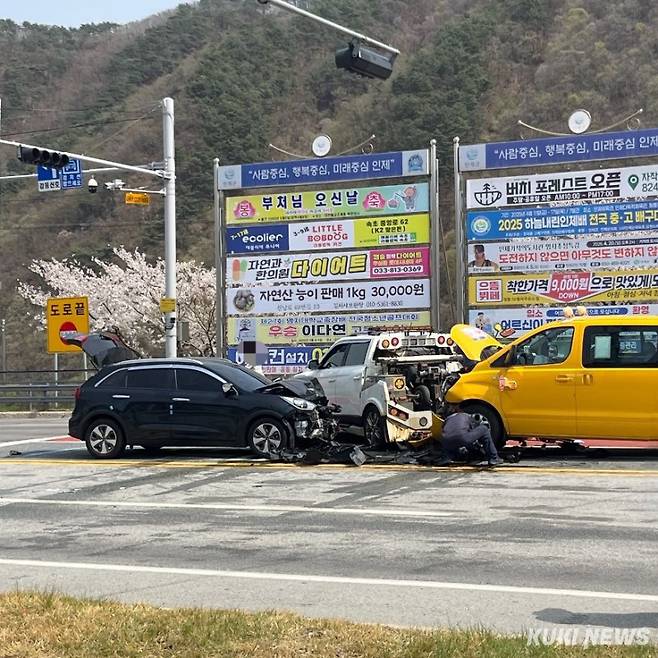 17일 강원 인제군 인제터미널 앞 도로에서 어린이집 차량을 포함한 차량 3중 추돌 사고가 발생해 1명이 중상을 입고 5명이 경상을 입었다. (사진=강원소방본부)