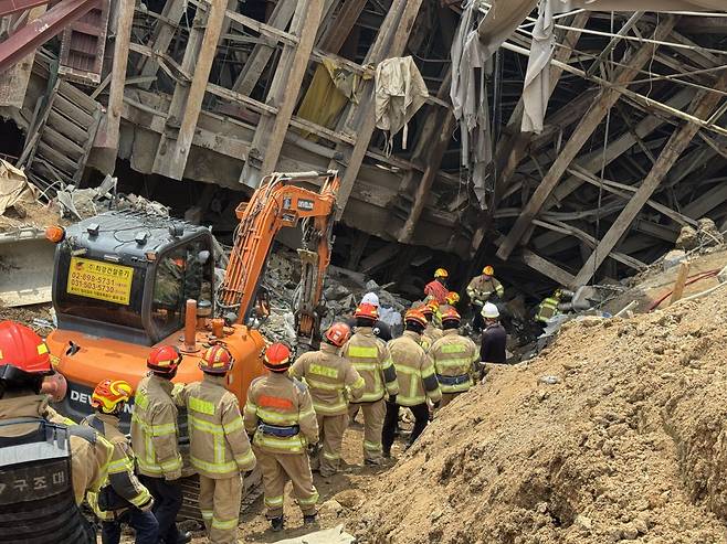 붕괴 사고가 발생한 경기도 광명 신안산선 지하터널 공사 현장에서 16일 구조대원들이 실종자 1명에 대한 수색 작업을 진행하고 있다. 연합뉴스