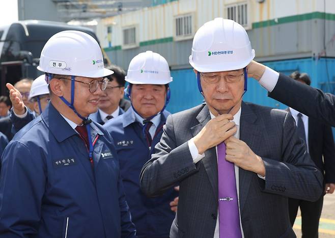 한덕수 대통령 권한대행 국무총리가 16일 HD현대중공업 울산 조선소에서 시찰에 앞서 안전모를 착용하고 있다. 연합뉴스
