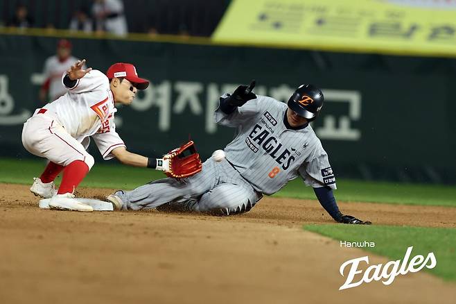 한화 이글스 노시환(오른쪽)이 16일 인천 SSG랜더스필드에서 열린 SSG 랜더스와의 2025 프로야구 KBO리그 경기에서 7회 2루 도루에 성공하고 있다. 한화 이글스 제공