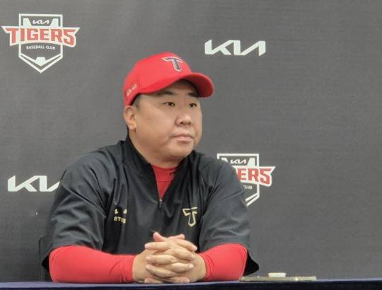 인터뷰하는 KIA 이범호 감독. 사진[연합뉴스]