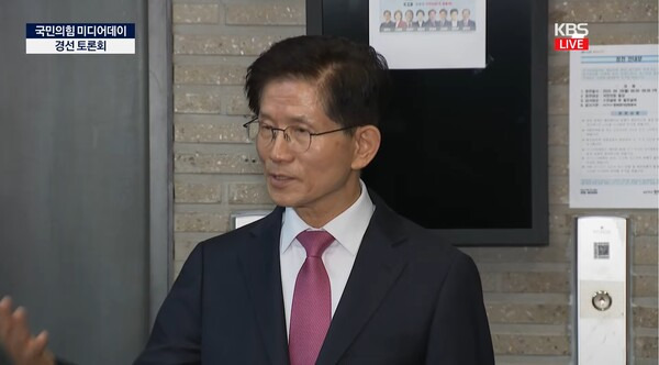 ▲김문수 국민의힘 후보가 17일 여의도 당사에서 미디어데이 행사후 백브리핑에서 파면당한 윤석열 전 대통령을 읍참마속의 심정으로 단절해야 하지 않느냐는 질의에 그건 무책임하다고 답하고 있다. 사진=KBS 영상 갈무리