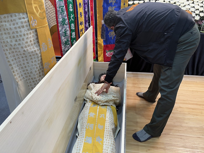 임종 체험하는 기자/사진=김지은 여행+ 기자