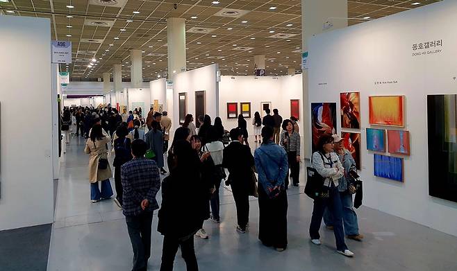 16일 서울 코엑스 A·B홀에서 개막한 화랑미술제를 둘러보는 관람객들. 김유태 기자
