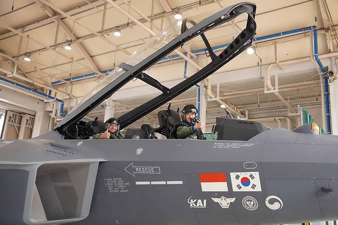 알사흐란 알누아이미 UAE 공군전투센터 사령관(왼쪽)이 KF-21에 탑승해 비행 준비를 하고 있다.  KAI